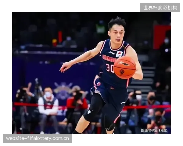 大器晚成的前锋温达夫有望成为奇兵,其高效进球率或打破对手低位防守。 大器晚成的前锋温达夫有望成为奇兵,其高效进球率或打破对手低位防守。